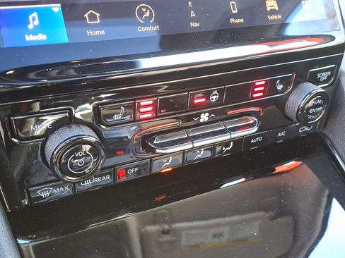 Certified 2023 Jeep Grand Cherokee Limited image 17