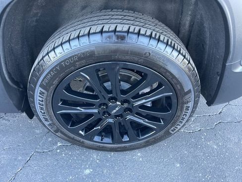 Certified 2023 GMC Acadia SLE w/ Driver Convenience Package image 9