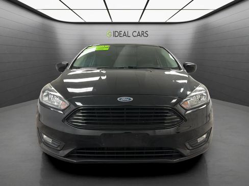 Used 2018 Ford Focus SE w/ SE Appearance Package FWD image 2