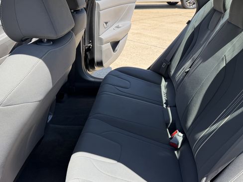 Used 2024 Hyundai Elantra SEL FWD image 31