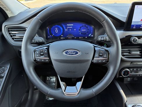 Certified 2022 Ford Escape Titanium AWD/4WD image 9