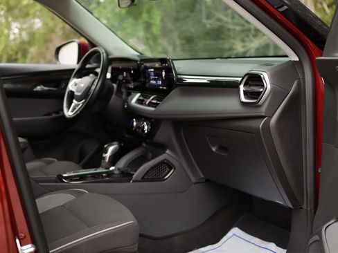 Used 2024 Chevrolet TrailBlazer LT w/ LT Cold Weather Package FWD image 27