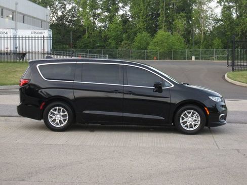 Used 2025 Chrysler Pacifica Select FWD image 9