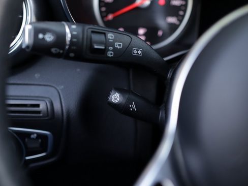 Used 2021 Mercedes-Benz GLC 300 4MATIC image 11