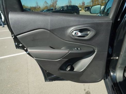 Used 2022 Jeep Cherokee Trailhawk image 16