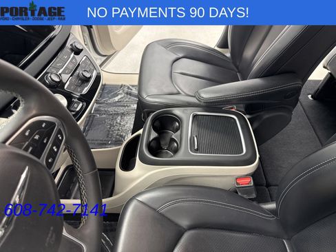 Used 2023 Chrysler Pacifica Touring-L FWD image 19