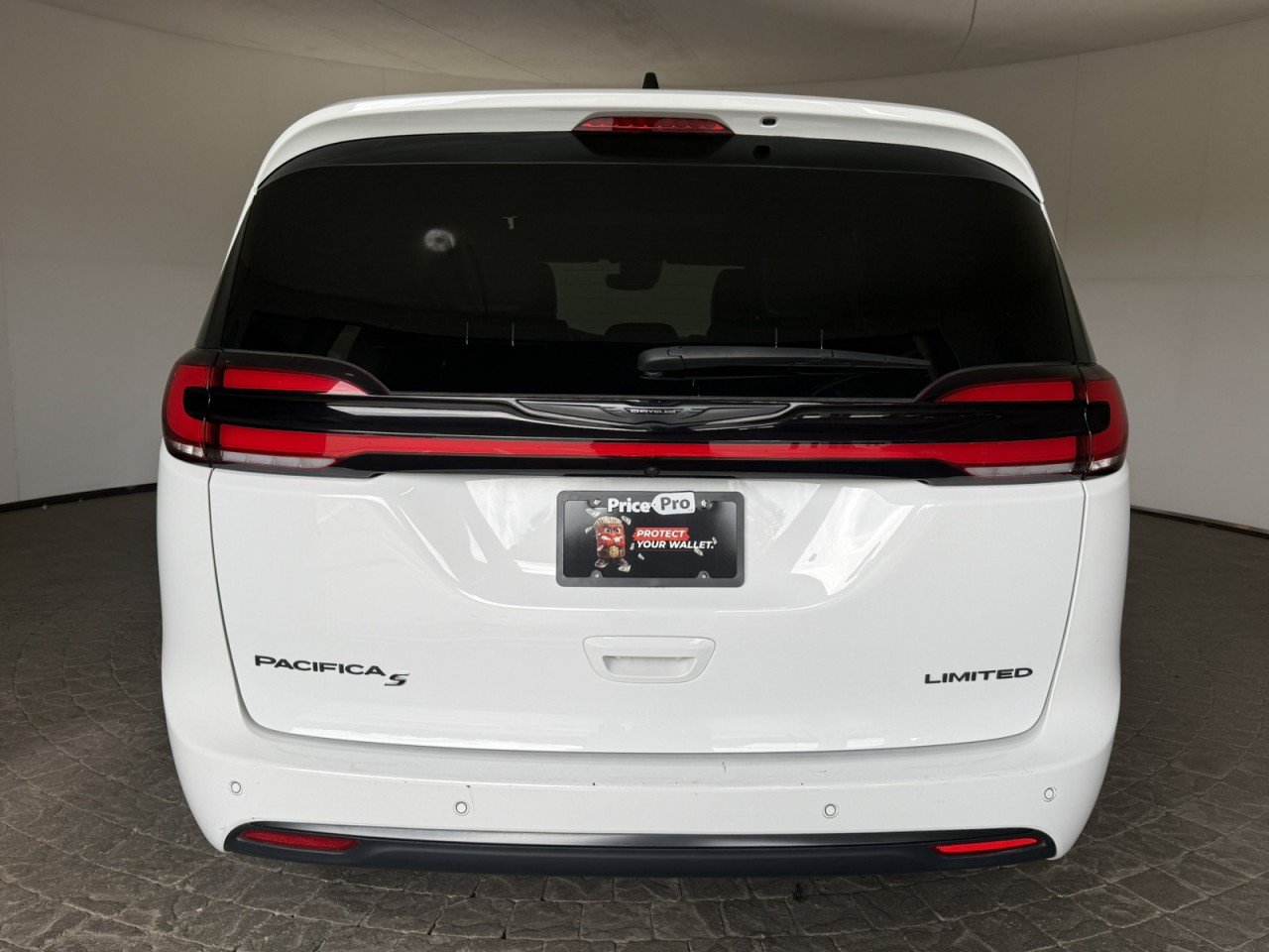 Used 2025 Chrysler Pacifica Limited FWD image 6