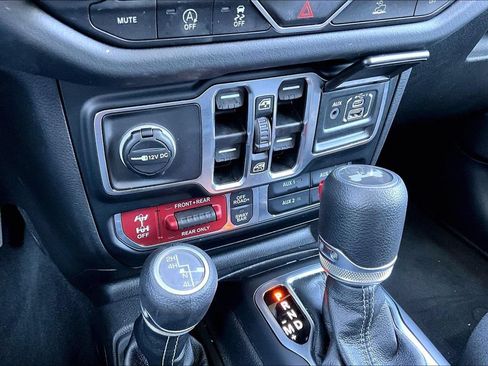 Certified 2025 Jeep Wrangler Unlimited Rubicon w/ Convenience Group AWD/4WD image 12
