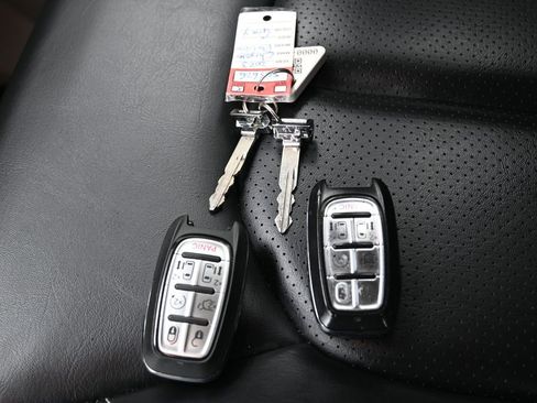 Used 2023 Chrysler Pacifica Touring-L FWD image 30