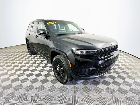 Used 2025 Jeep Grand Cherokee Altitude AWD/4WD image 2