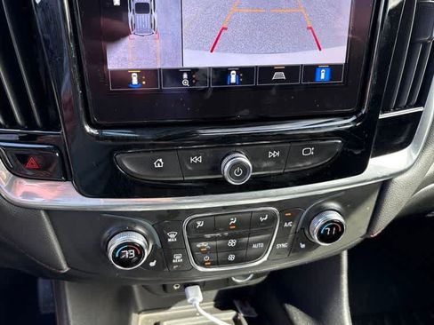 Used 2022 Chevrolet Traverse RS FWD image 11