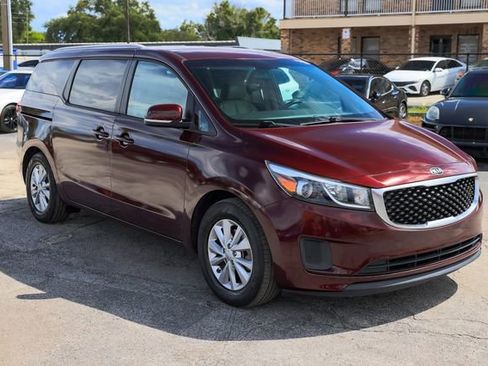 Used 2017 Kia Sedona LX w/ LX Essentials Premium Package image 17