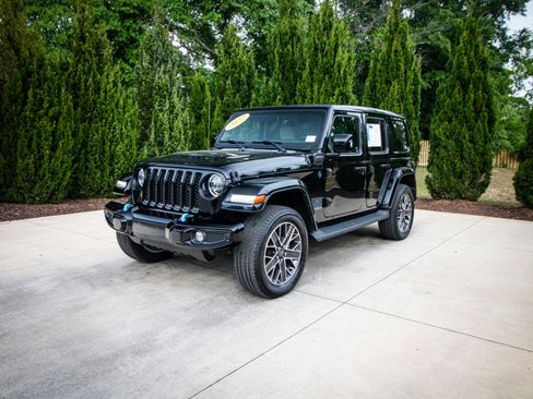 Used 2022 Jeep Wrangler Unlimited Sahara AWD/4WD image 6