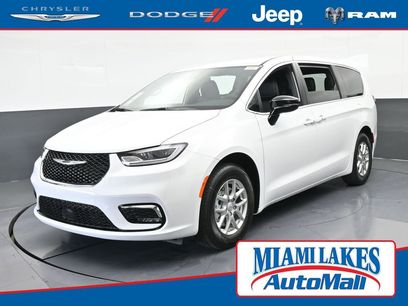 New 2026 Chrysler Pacifica Select