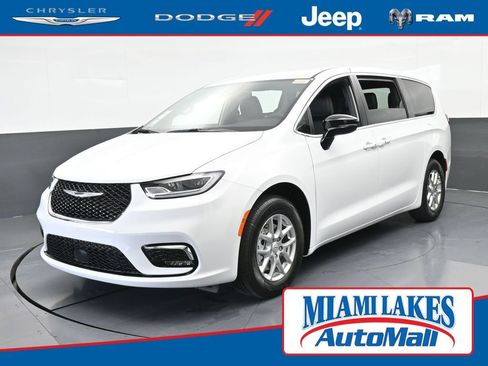 New 2026 Chrysler Pacifica Select image 1