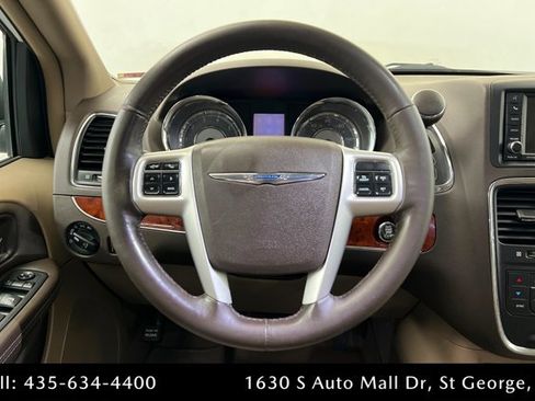 Used 2016 Chrysler Town & Country Touring-L FWD image 12