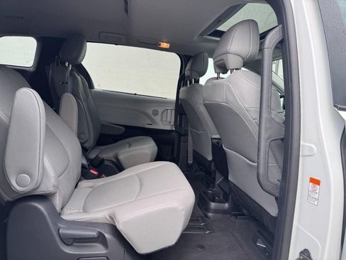 Used 2025 Toyota Sienna XLE FWD image 18