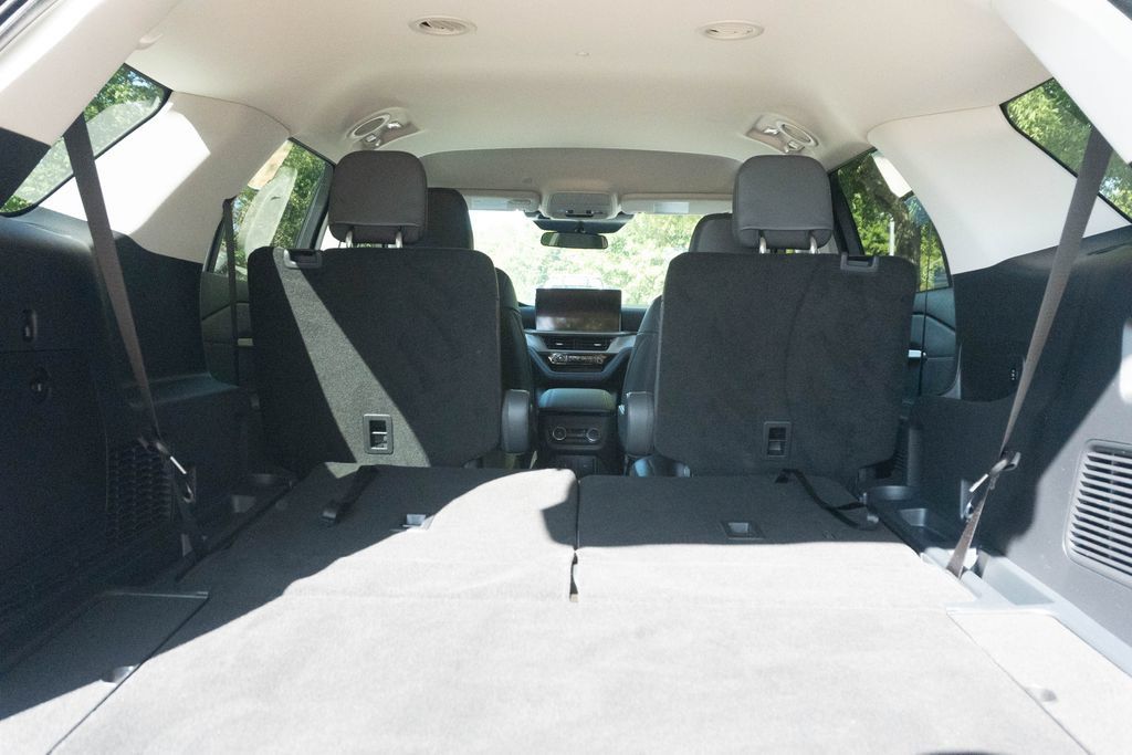 Used 2025 Ford Explorer Active w/ Active Comfort Package RWD image 12