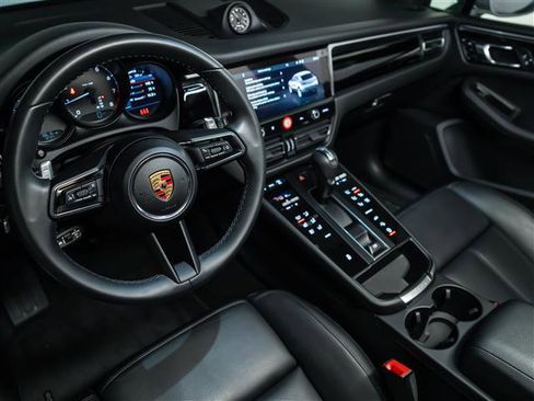 Certified 2025 Porsche Macan image 4