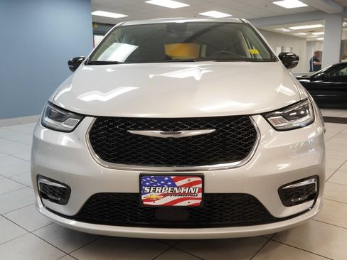 Used 2024 Chrysler Pacifica Limited FWD image 15