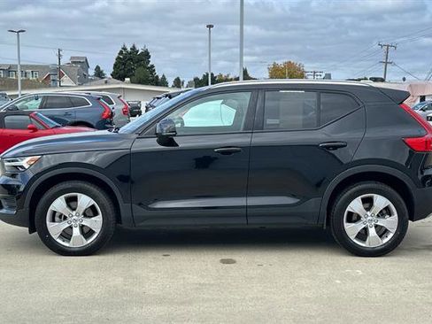 Used 2022 Volvo XC40 T5 Momentum image 6