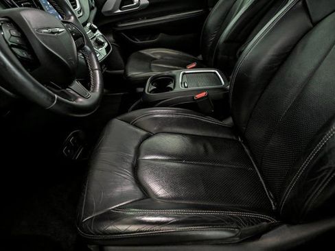 Used 2018 Chrysler Pacifica Touring-L Plus image 10