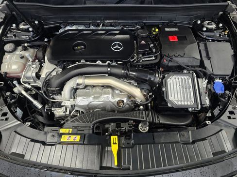 Used 2025 Mercedes-Benz GLB 250 4MATIC image 10