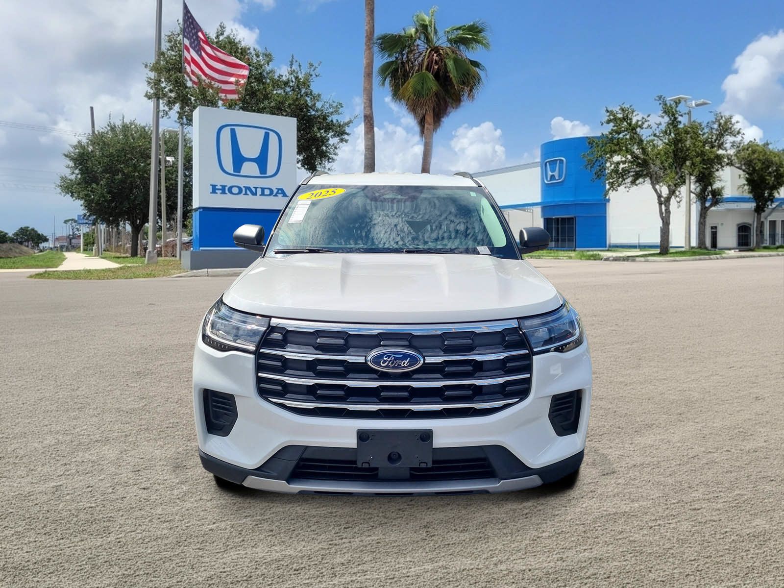 Used 2025 Ford Explorer Active AWD/4WD image 2