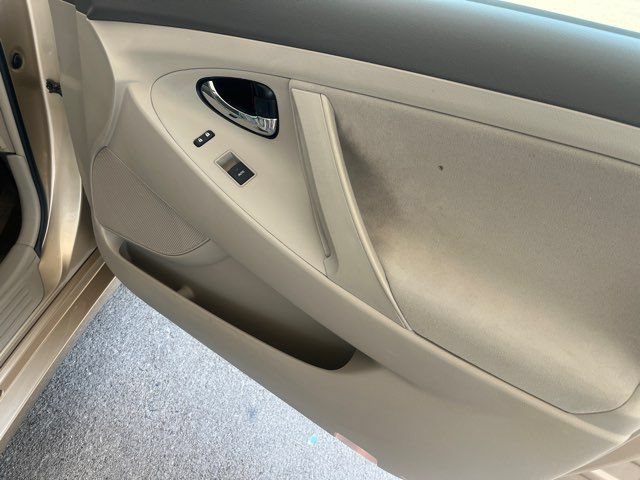 Used 2010 Toyota Camry LE FWD image 18