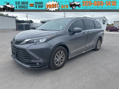 Used 2025 Toyota Sienna XLE FWD image 1