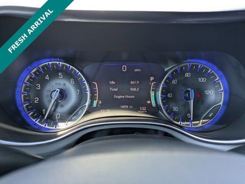 Used 2025 Chrysler Pacifica Limited image 27