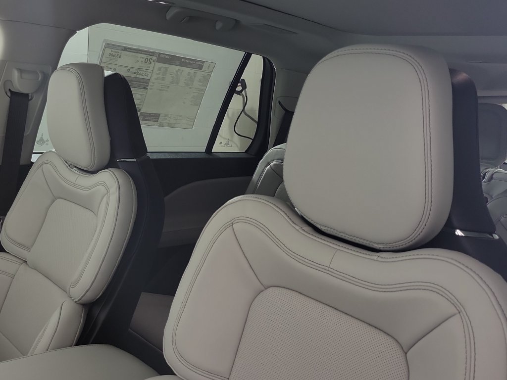 New 2027 Lincoln Aviator Reserve w/ Luxury Package RWD image 17