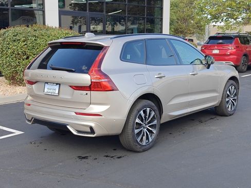 Used 2025 Volvo XC60 B5 Plus image 7