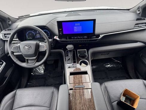 Used 2025 Toyota Sienna Limited AWD/4WD image 10