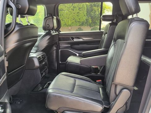 Used 2024 Jeep Wagoneer Series III AWD/4WD image 28