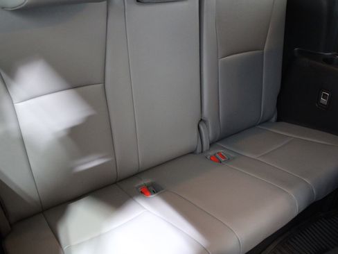 Used 2022 Toyota Highlander XLE AWD/4WD image 22