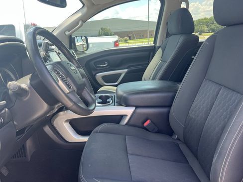 Used 2018 Nissan Titan SV w/ SV Convenience Package AWD/4WD image 6