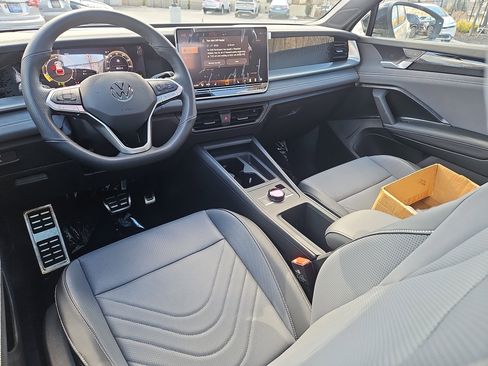 New 2026 Volkswagen Tiguan SE R-Line image 5