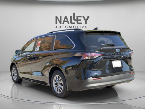 Used 2025 Toyota Sienna XLE FWD image 4
