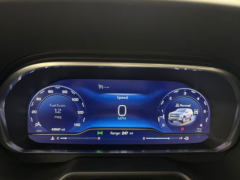 Used 2023 Chevrolet Suburban Z71 w/ Luxury Package image 38