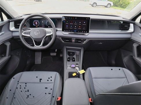 New 2025 Volkswagen Tiguan SE image 17