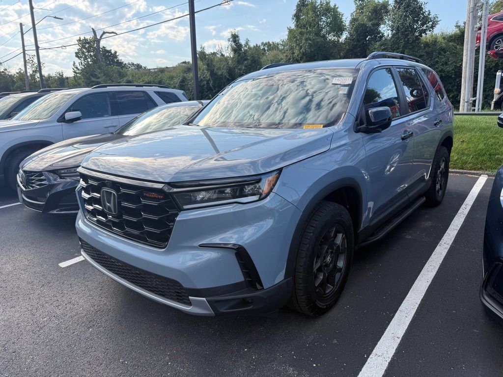 Used 2025 Honda Pilot TrailSport image 3