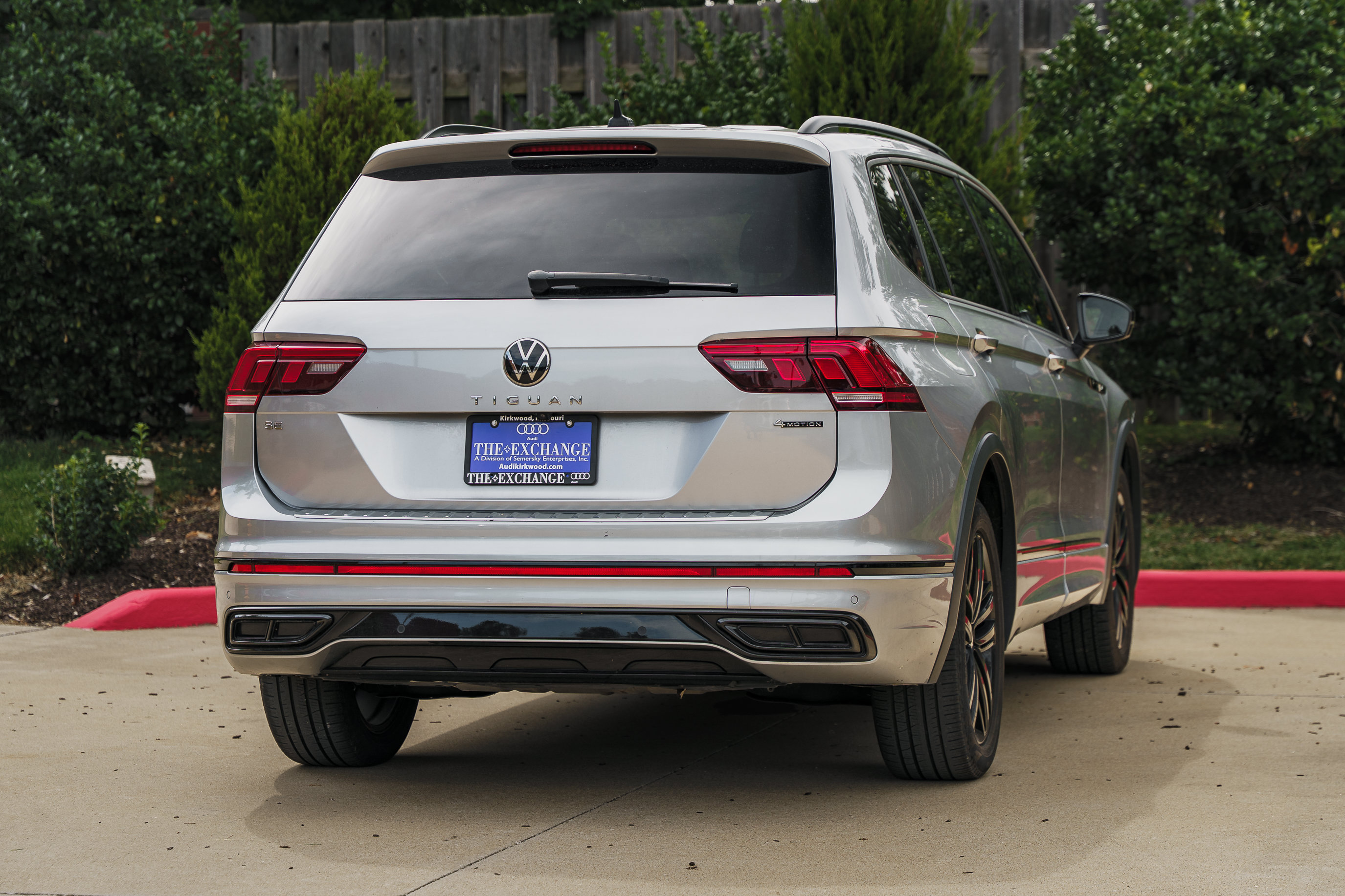Used 2022 Volkswagen Tiguan SE R-Line AWD/4WD image 3
