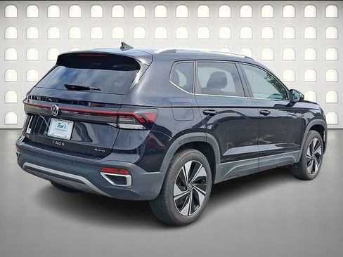 Used 2025 Volkswagen Taos SE w/ Panoramic Sunroof Package AWD/4WD image 6