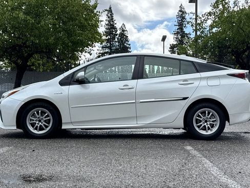 Used 2016 Toyota Prius Four w/ Advanced Technology Package image 7