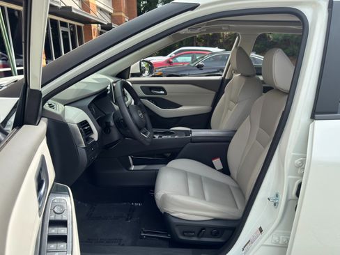 Used 2023 Nissan Rogue SV w/ SV Premium B Package FWD image 16