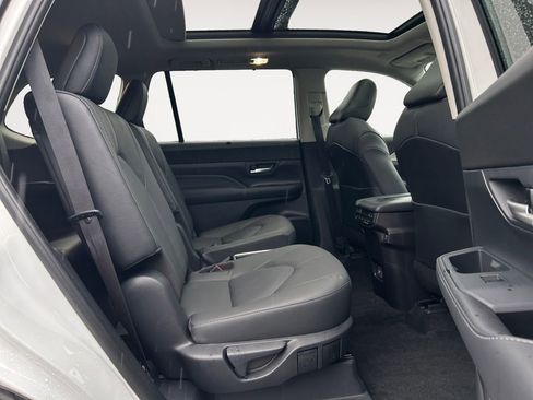 Used 2025 Toyota Grand Highlander AWD image 11