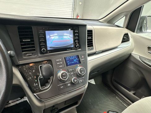 Used 2018 Toyota Sienna LE w/ Carpet Mat Package FWD image 22