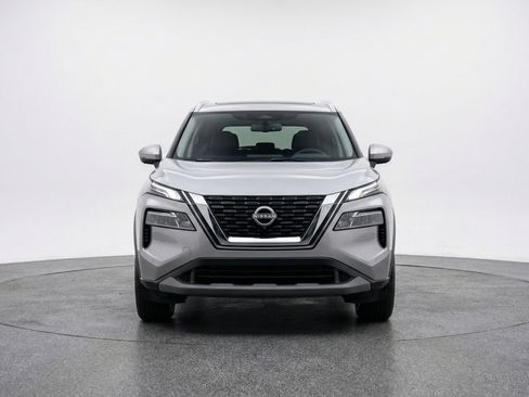 Used 2025 Nissan Rogue SV FWD image 2
