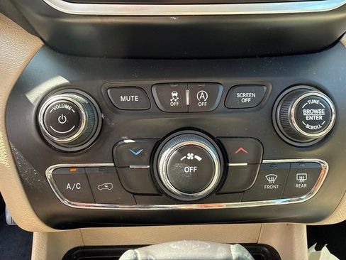 Used 2021 Jeep Cherokee Latitude FWD image 10